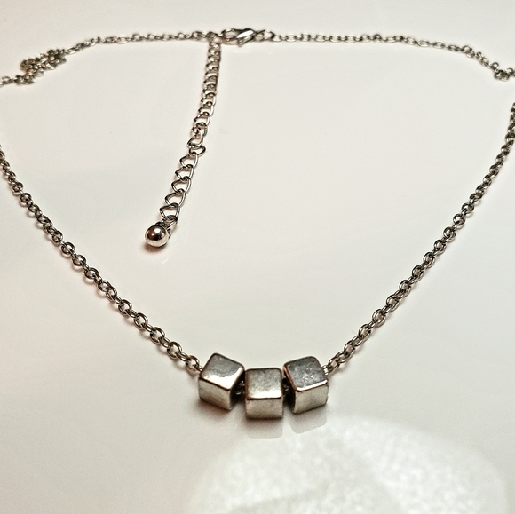 Silver tone pendent necklace - Picture 1 of 2